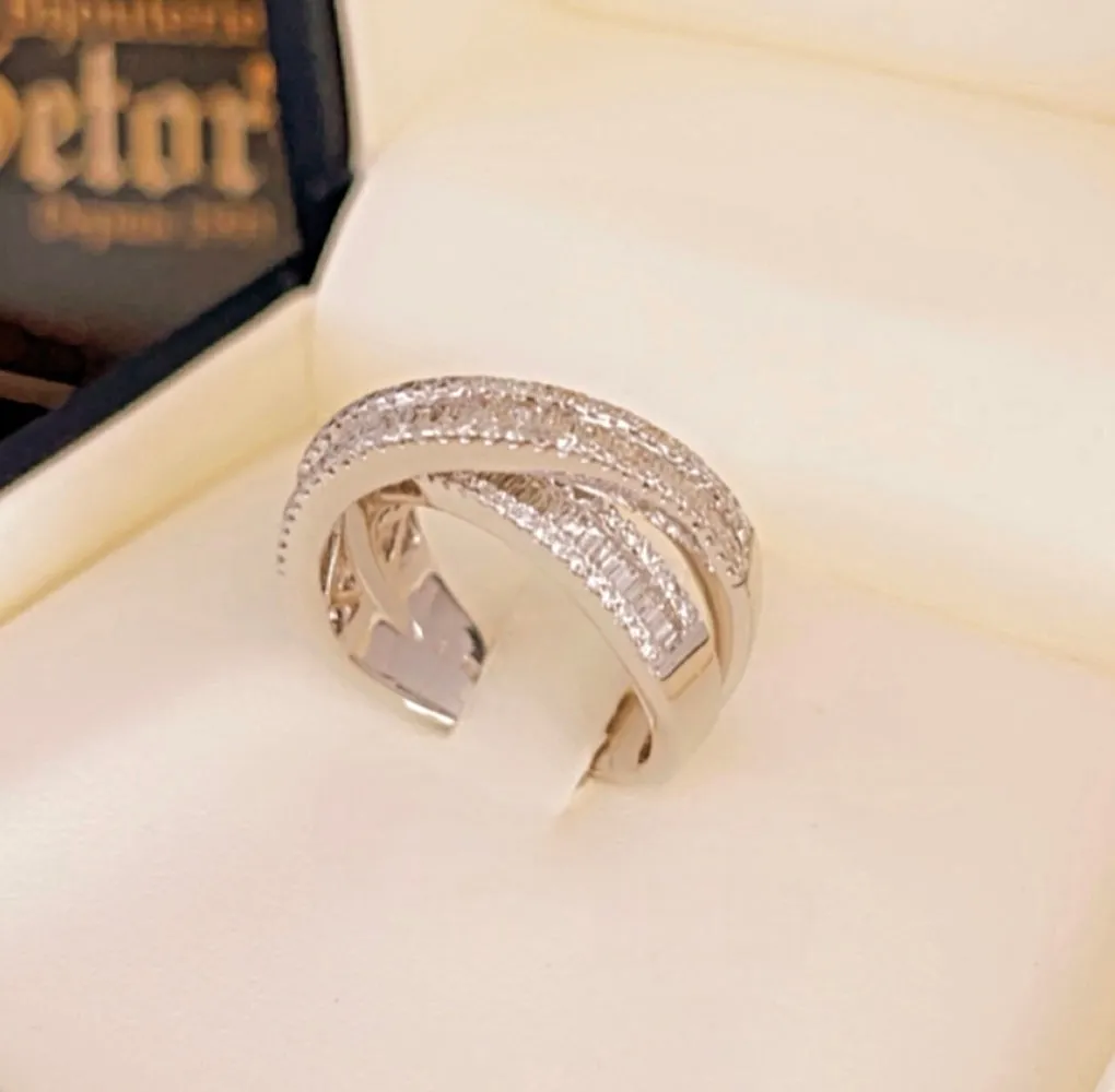 Diamond crisscross ring