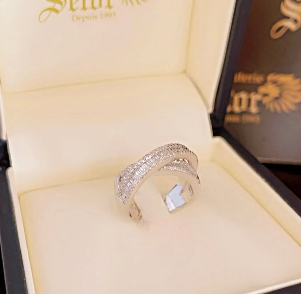 Diamond crisscross ring