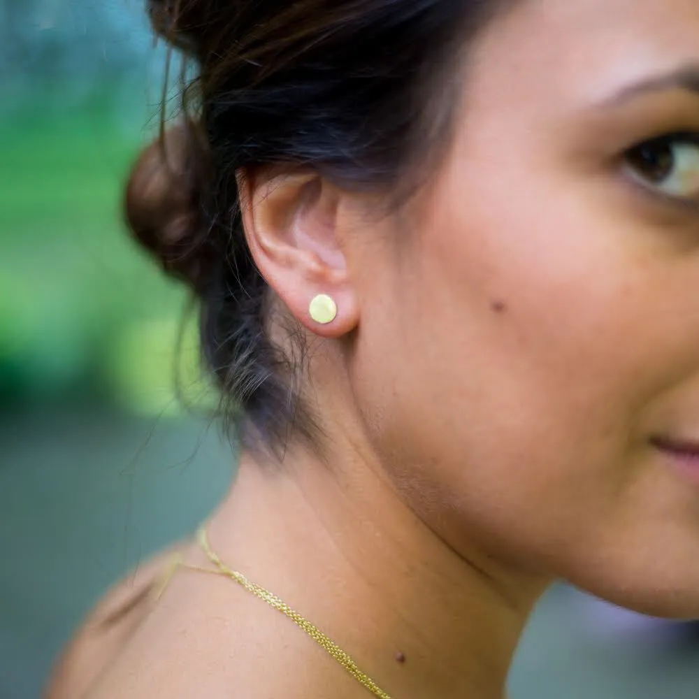 Disc stud earrings with green stones