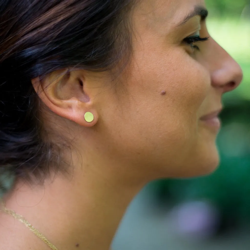 Disc stud earrings with green stones