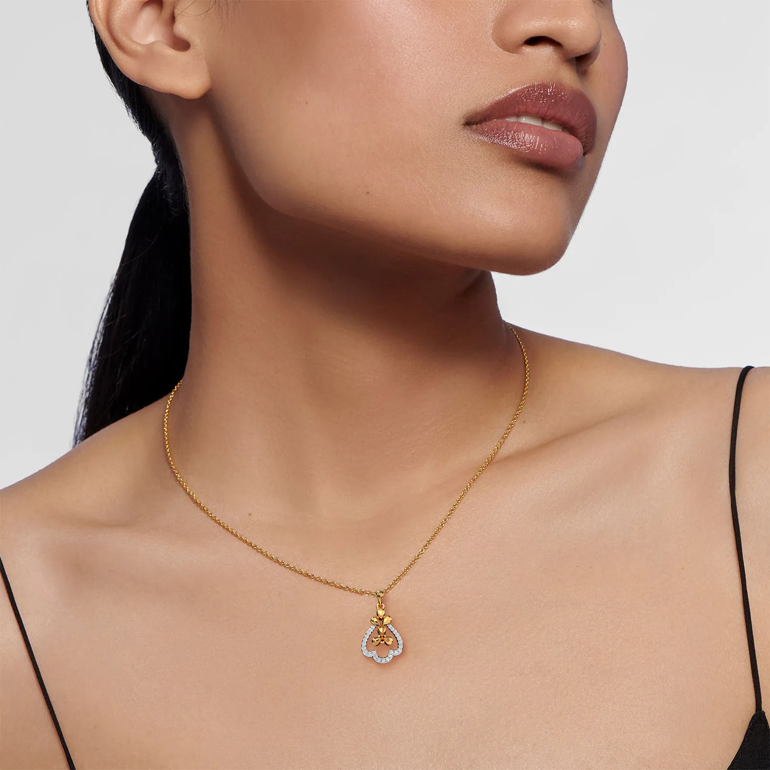 Sure! A more optimized title for this e-commerce product in English with modifiers could be Elegant Liyana Pendant - Exquisite, Handcrafted Necklace