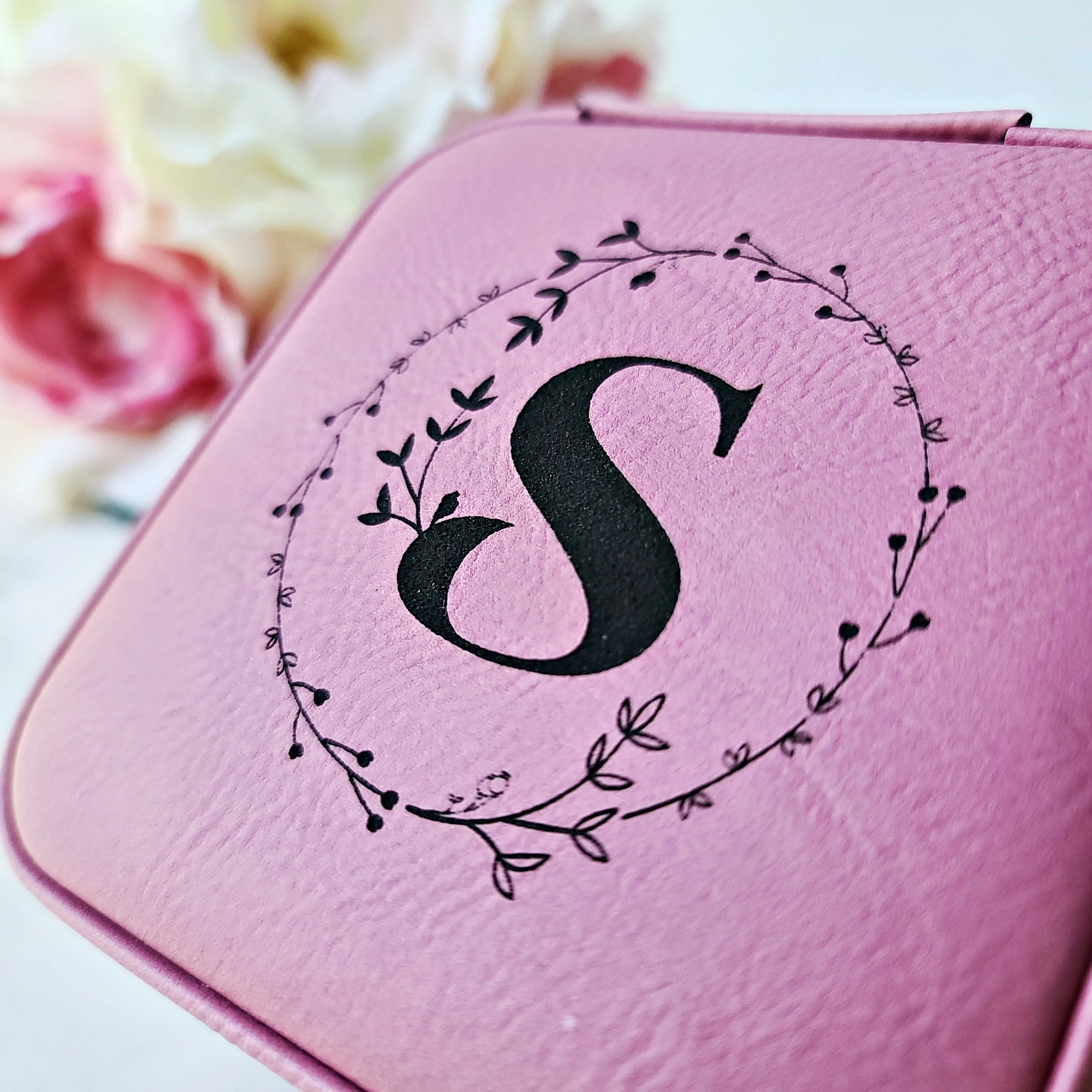 Monogrammed Initial in Floral Circle | Travel Jewelry Box