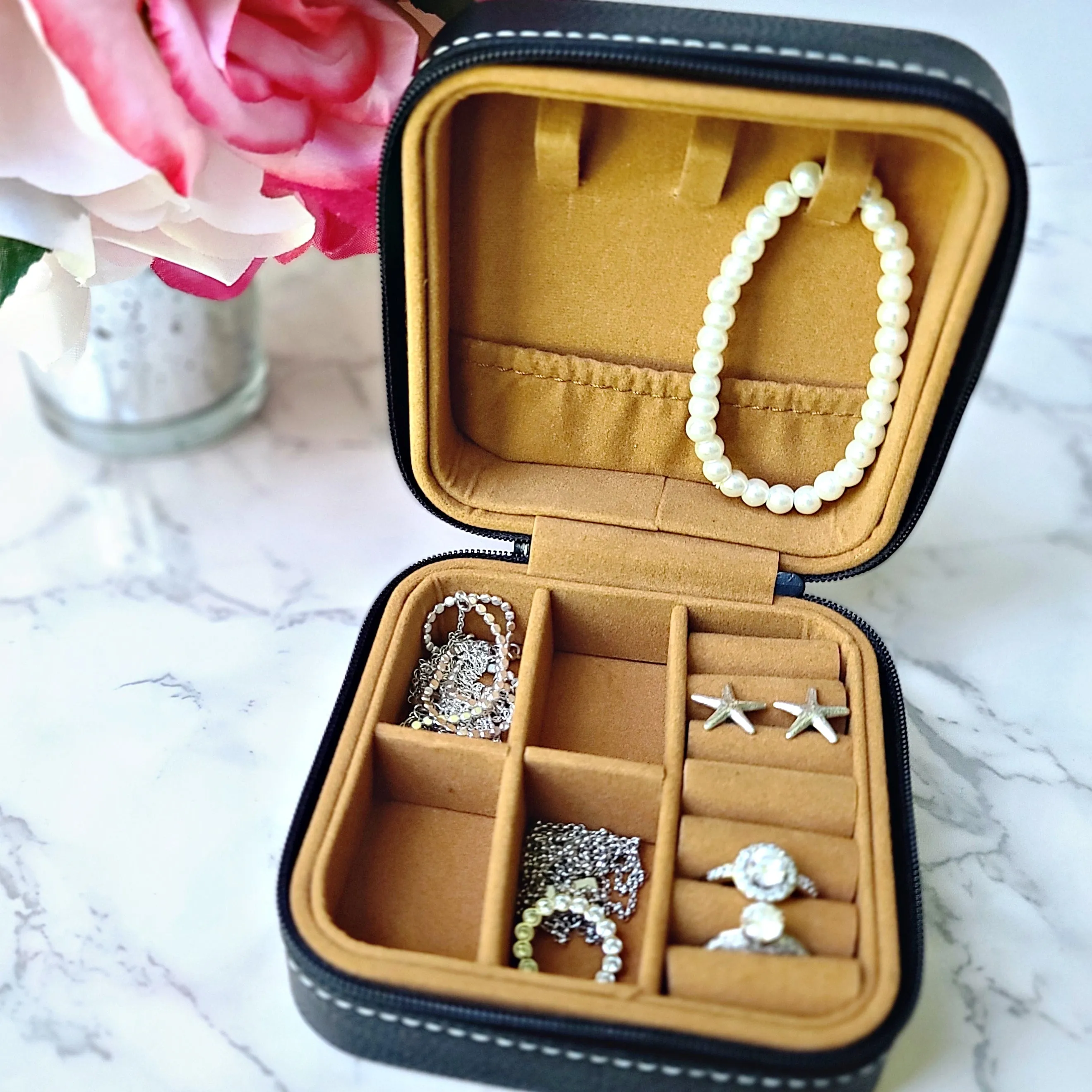 Monogrammed Initial in Floral Circle | Travel Jewelry Box