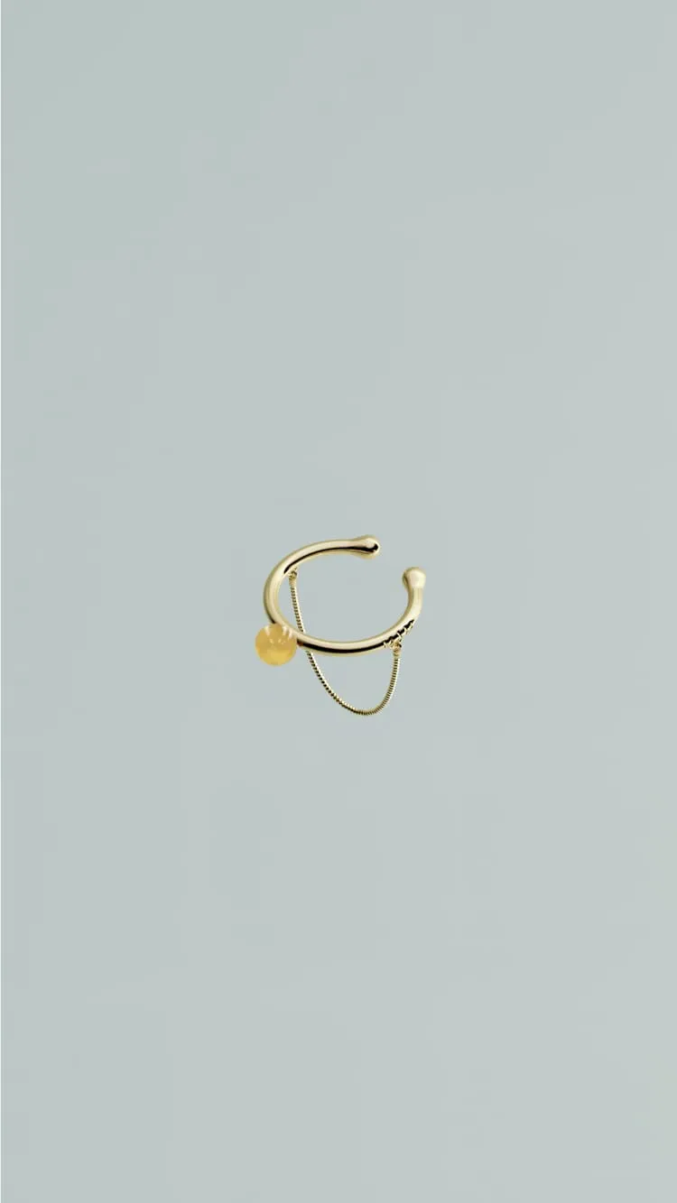 Nail ring with chain in gold